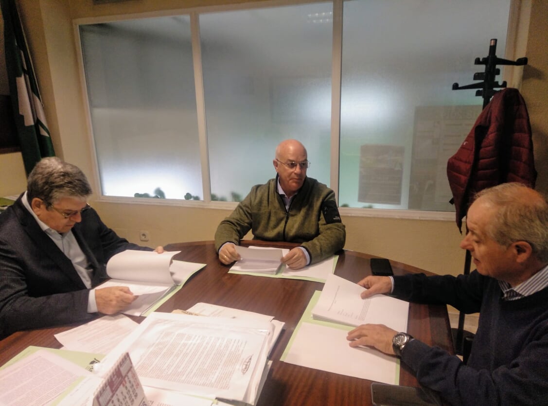 Firma de un convenio de Hosturjaén, fotografía del archivo de la asociación